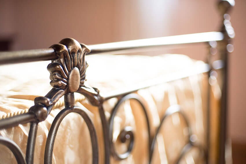 hartje-toscane-agriturismo-san-giacomo-appartement-mimosa-bed-detail-09-casamia