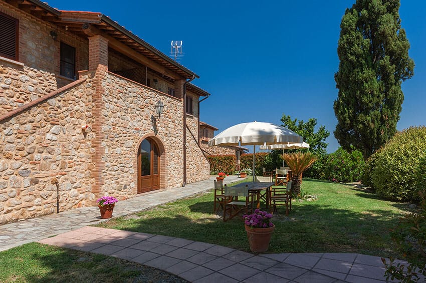 hartje-toscane-agriturismo-san-giacomo-appartement-mimosa-buitenzijde-terras-10-casamia