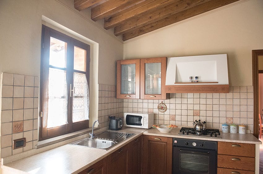 hartje-toscane-agriturismo-san-giacomo-appartement-mimosa-keuken-01-casamia