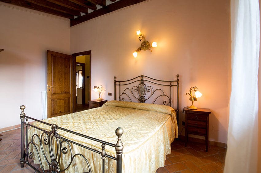 hartje-toscane-agriturismo-san-giacomo-appartement-mimosa-slaapkamer-07-casamia