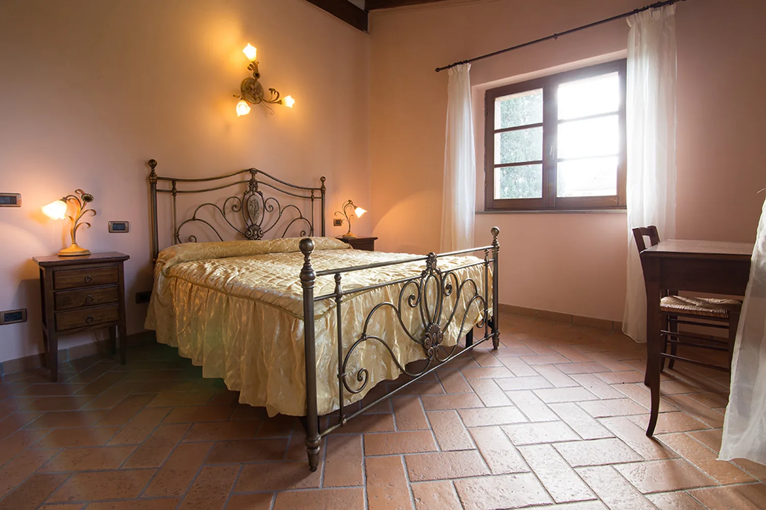 hartje-toscane-agriturismo-san-giacomo-appartement-mimosa-slaapkamer-tweepersoonsbed-003-casamia