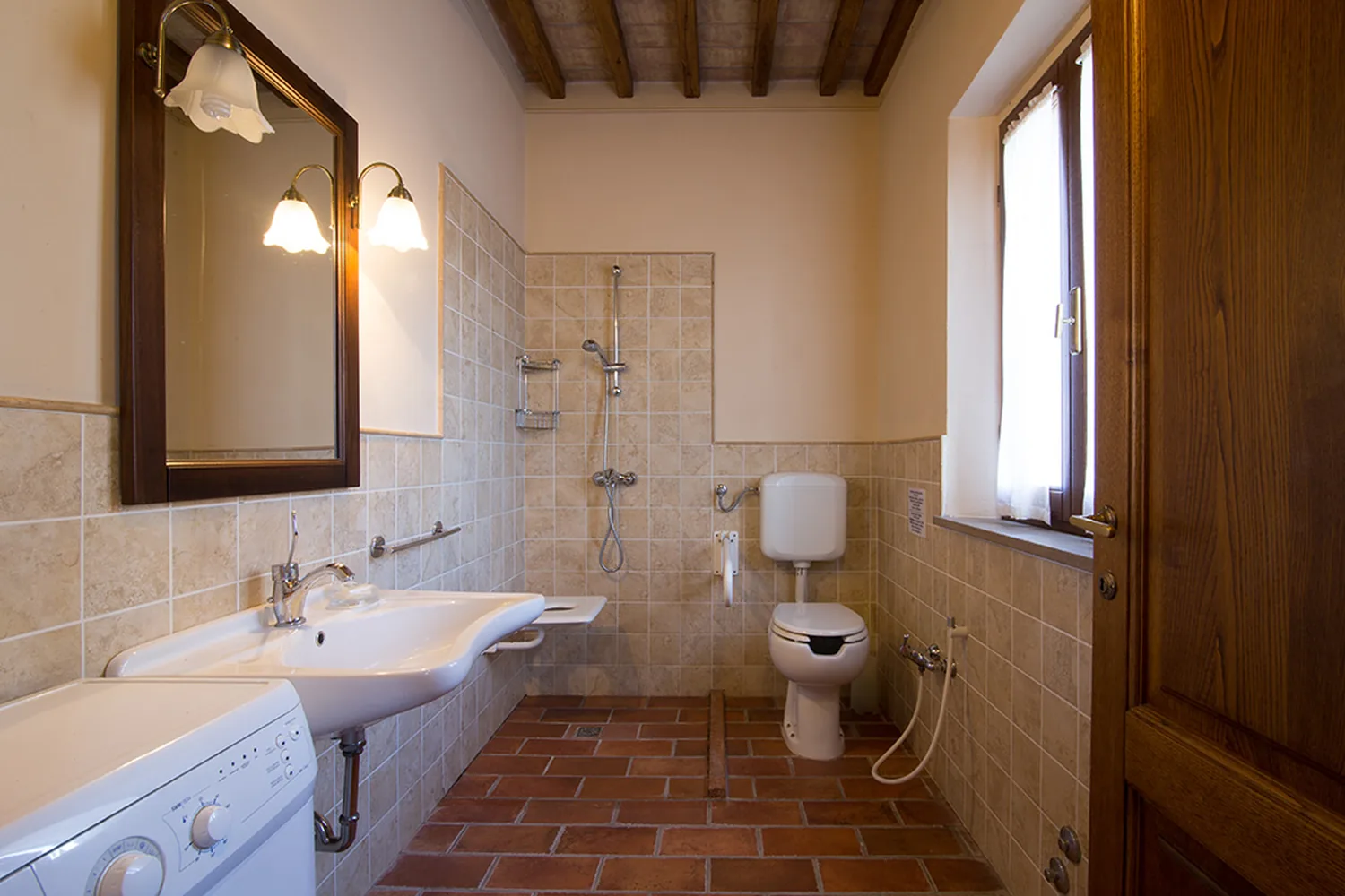 hartje-toscane-agriturismo-san-giacomo-appartement-orchidea-badkamer-wasmachine-005-casamia