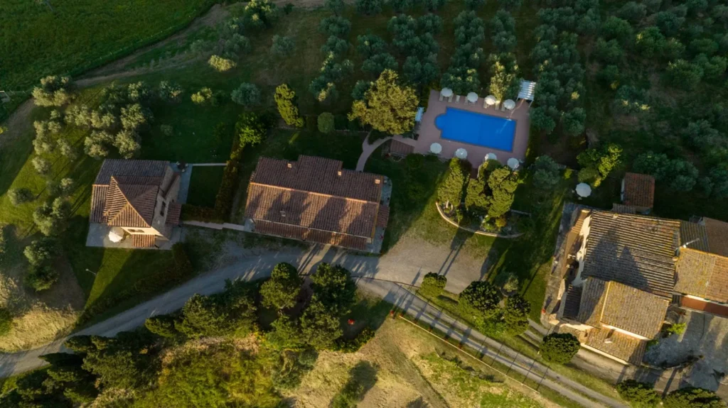 Hartje toscane agriturismo san giacomo luchtfoto landgoed gebouwen