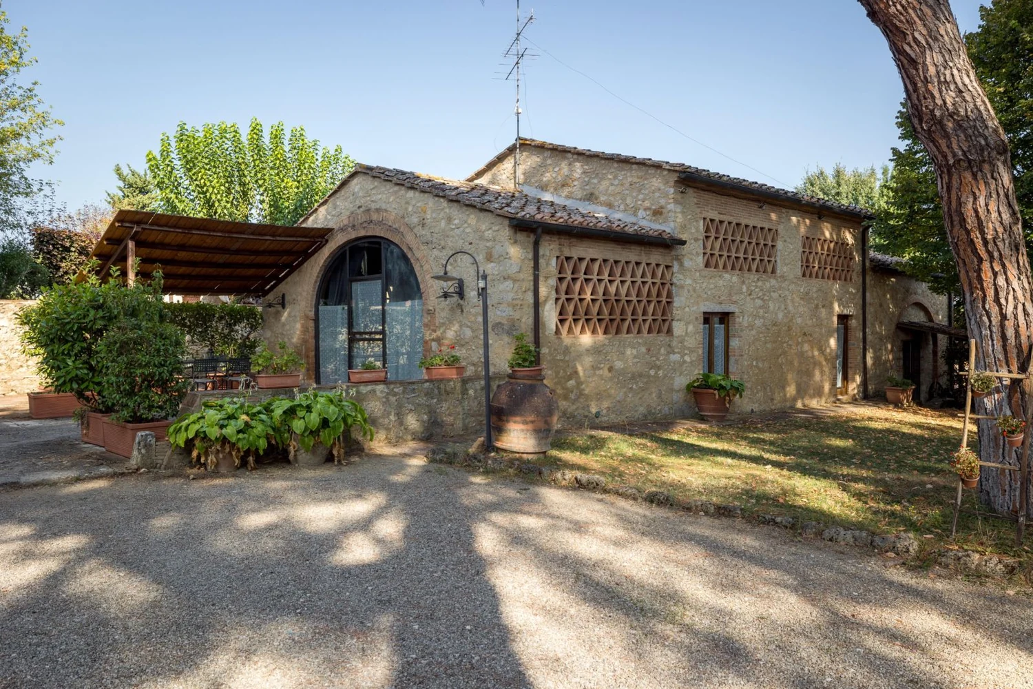 hartje-toscane-borgo-santinovo-casa-fienile-gebouwen-en-binnenplaats-155-casamia