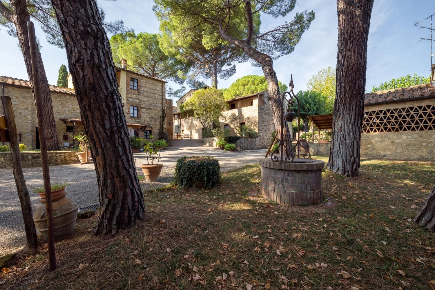 hartje-toscane-borgo-santinovo-casa-fienile-gebouwen-en-binnenplaats-170-casamia