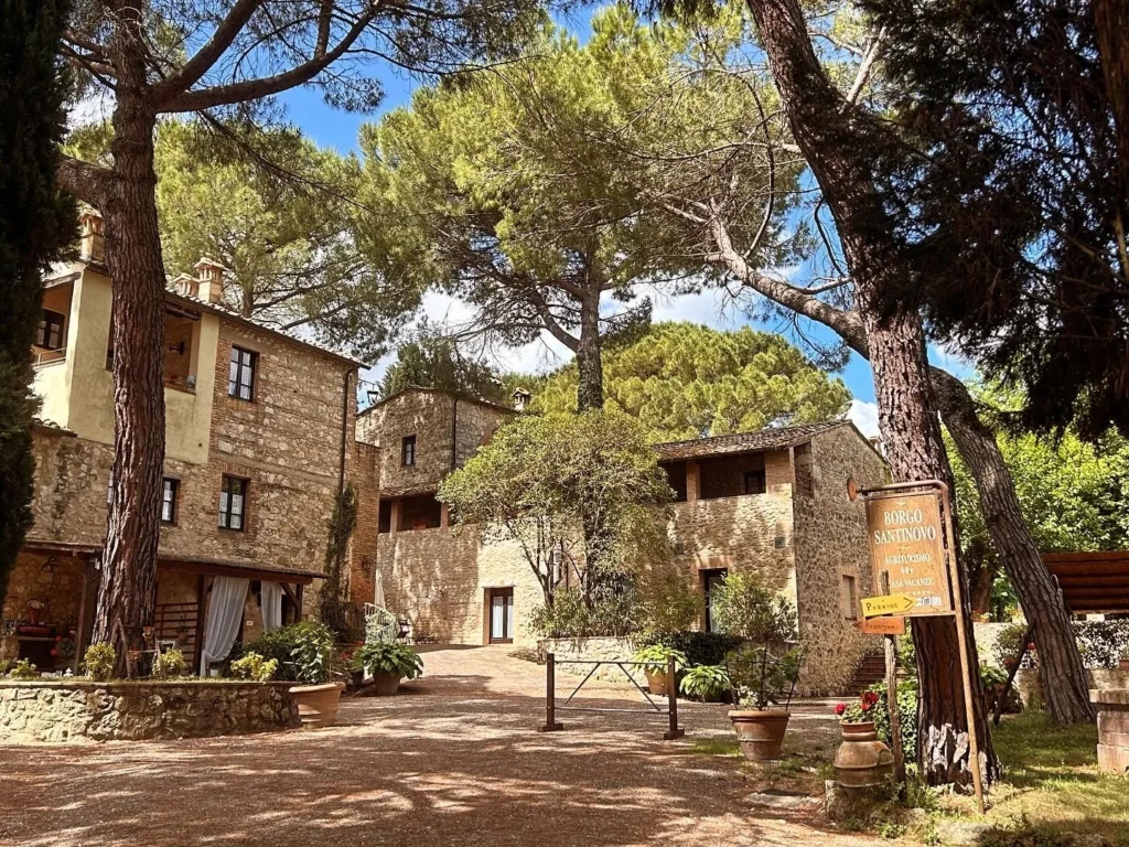 Hartje toscane borgo santinovo gebouwen en binnenplaats