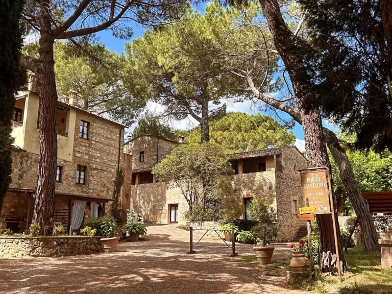 Hartje toscane borgo santinovo gebouwen en binnenplaats