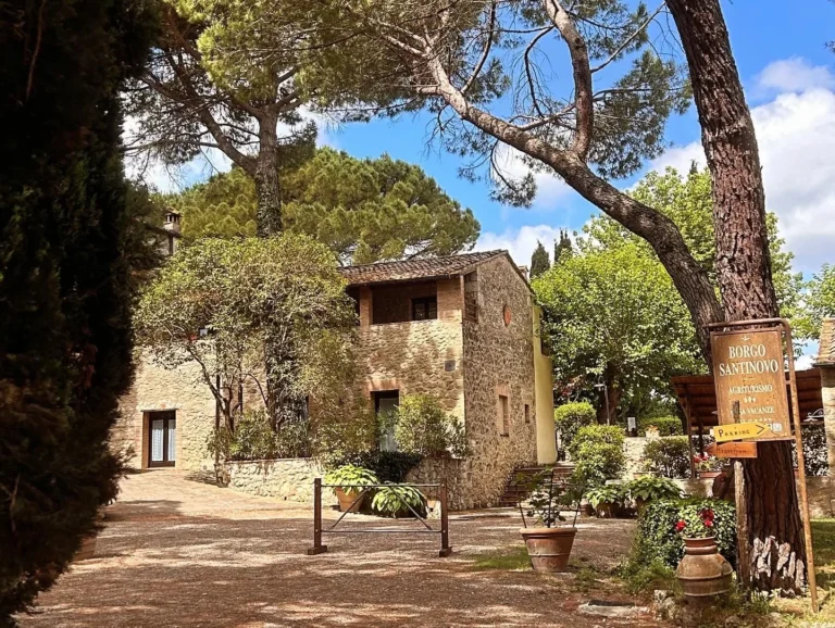 Hartje toscane borgo santinovo gebouwen en binnenplaats