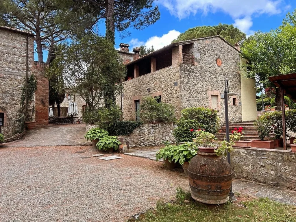 Hartje toscane borgo santinovo gebouwen en binnenplaats