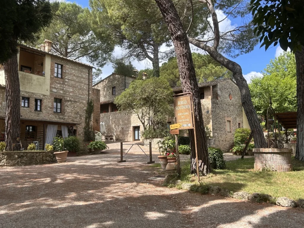 Hartje toscane borgo santinovo gebouwen en binnenplaats