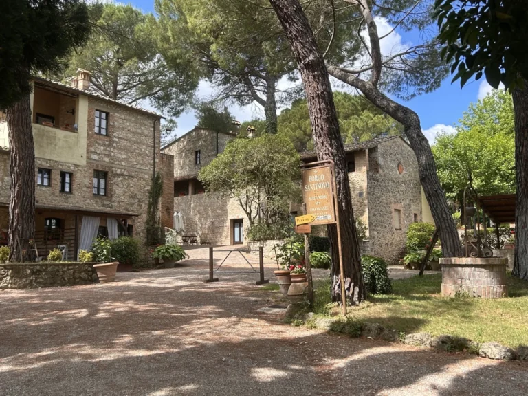 Hartje toscane borgo santinovo gebouwen en binnenplaats