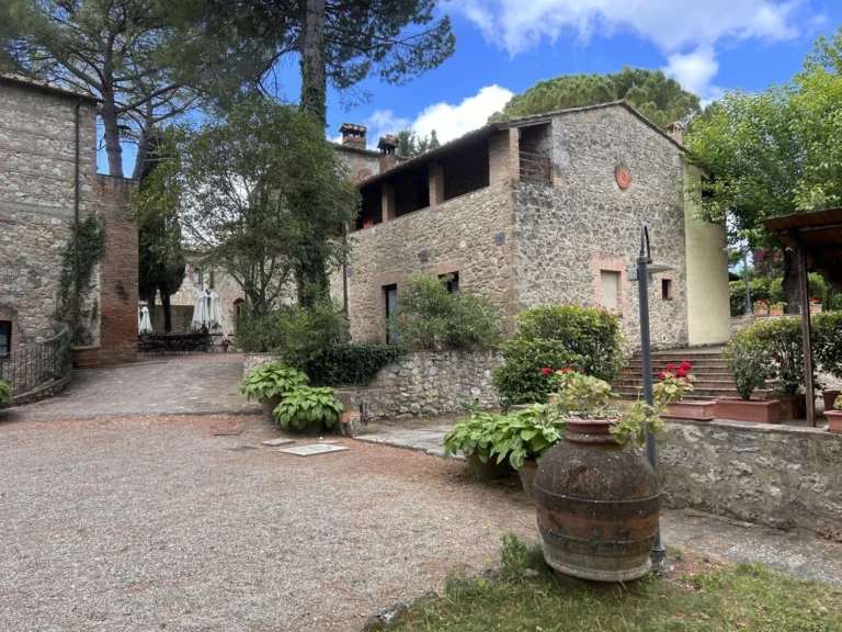 Hartje toscane borgo santinovo gebouwen en binnenplaats