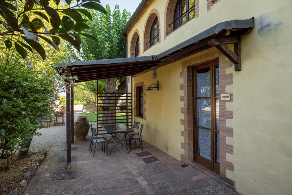 hartje-toscane-borgo-santinovo-granaio-terras-en-buitenkant-570-casamia