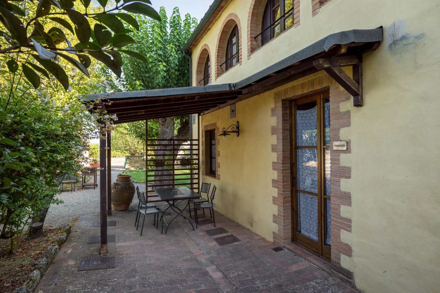 hartje-toscane-borgo-santinovo-granaio-terras-en-buitenkant-570-casamia