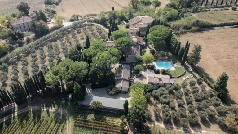 Hartje toscane borgo santinovo luchtfoto landgoed