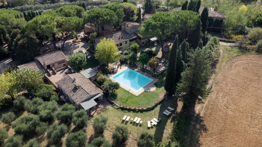 Hartje toscane borgo santinovo luchtfoto landgoed
