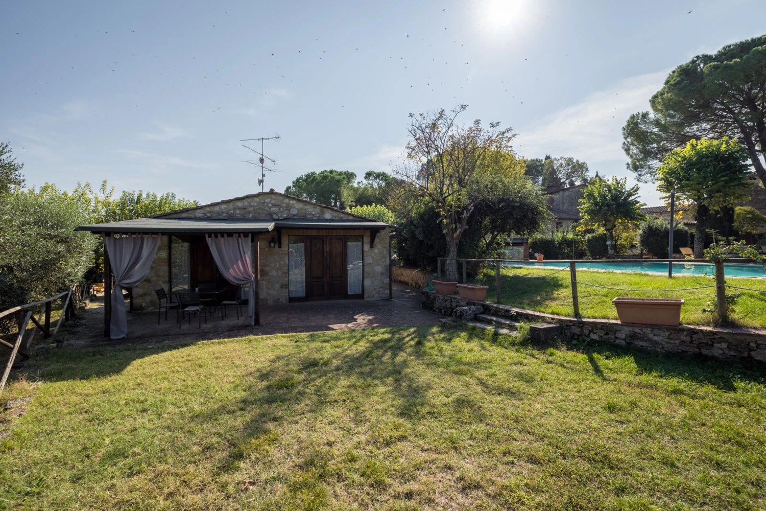 hartje-toscane-borgo-santinovo-pergola-terras-en-buitenkant-551-casamia