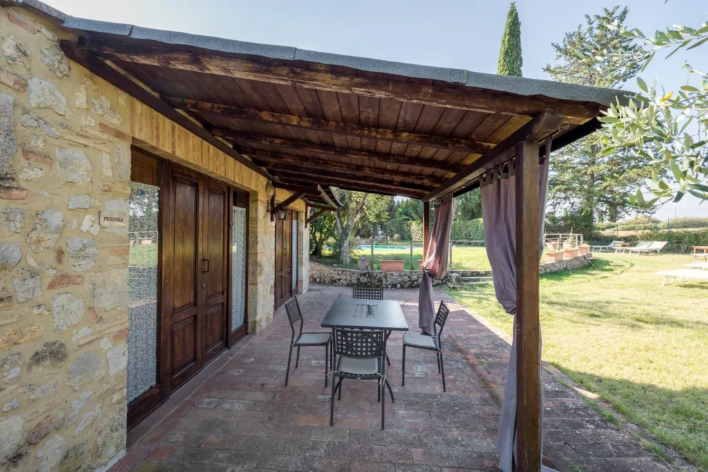 Hartje toscane borgo santinovo pergola terras en buitenkant