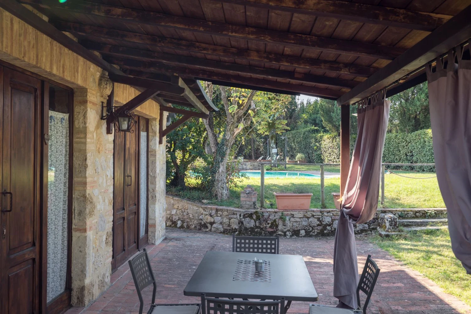 hartje-toscane-borgo-santinovo-pergola-terras-en-buitenkant-553-casamia