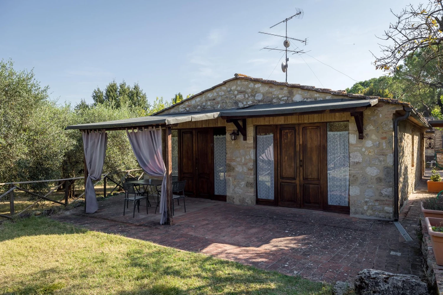 hartje-toscane-borgo-santinovo-pergola-terras-en-buitenkant-556-casamia