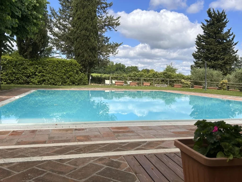 Hartje toscane borgo santinovo zwembad en tuin