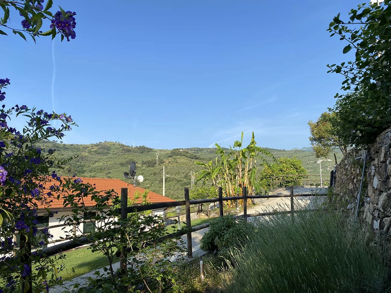 liguria-agriturismo-benza-casa-banano-buitenruimte-03-casamia