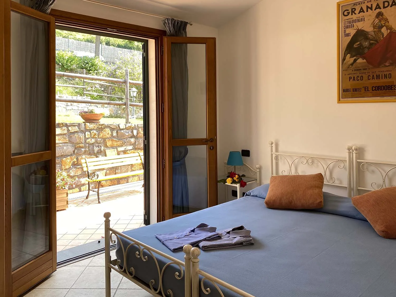 liguria-agriturismo-benza-casa-banano-slaapkamer-terras-01-casamia