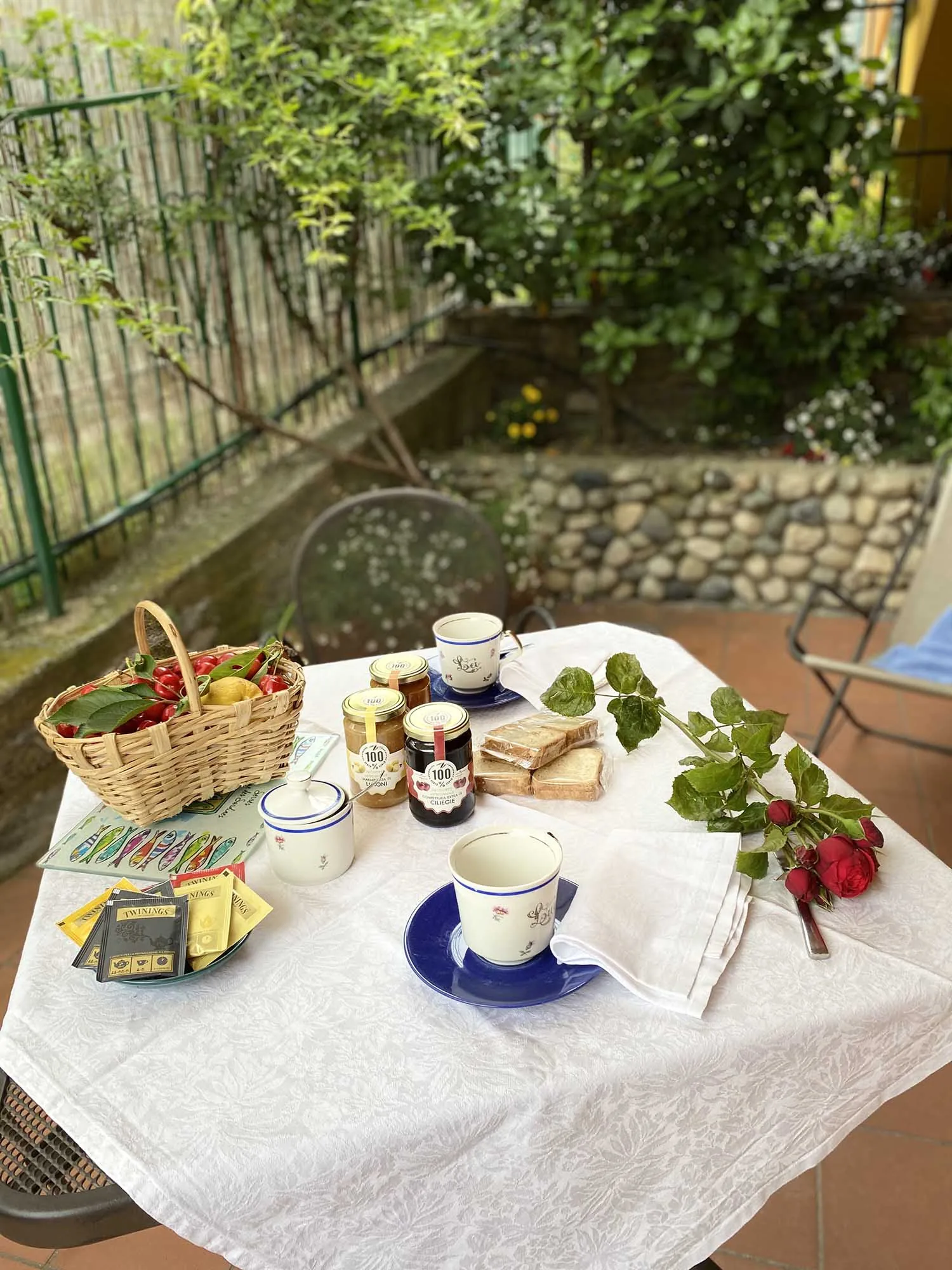 liguria-agriturismo-benza-casa-mimosa-ontbijt-terras-01-casamia