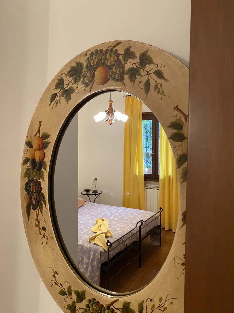 Liguria agriturismo benza casa mimosa slaapkamer spiegel