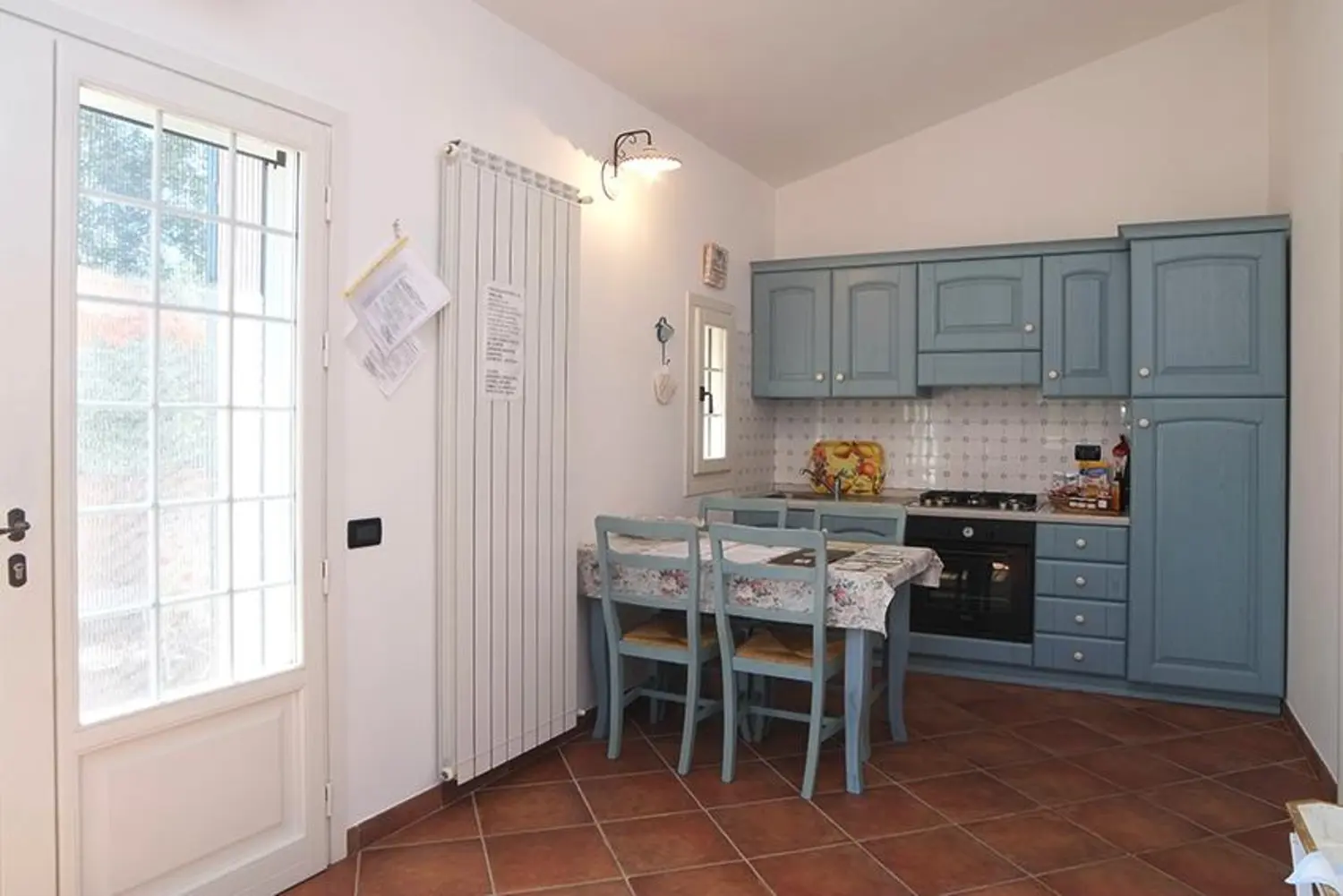 liguria-agriturismo-bianchi-appartement-blauwe-keuken-03-casamia