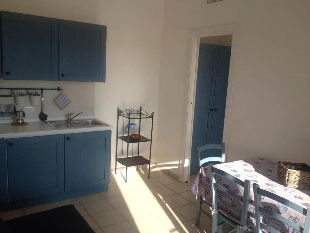 liguria-agriturismo-i-castellari-blauwe-keuken-eethoek-36097989-casamia