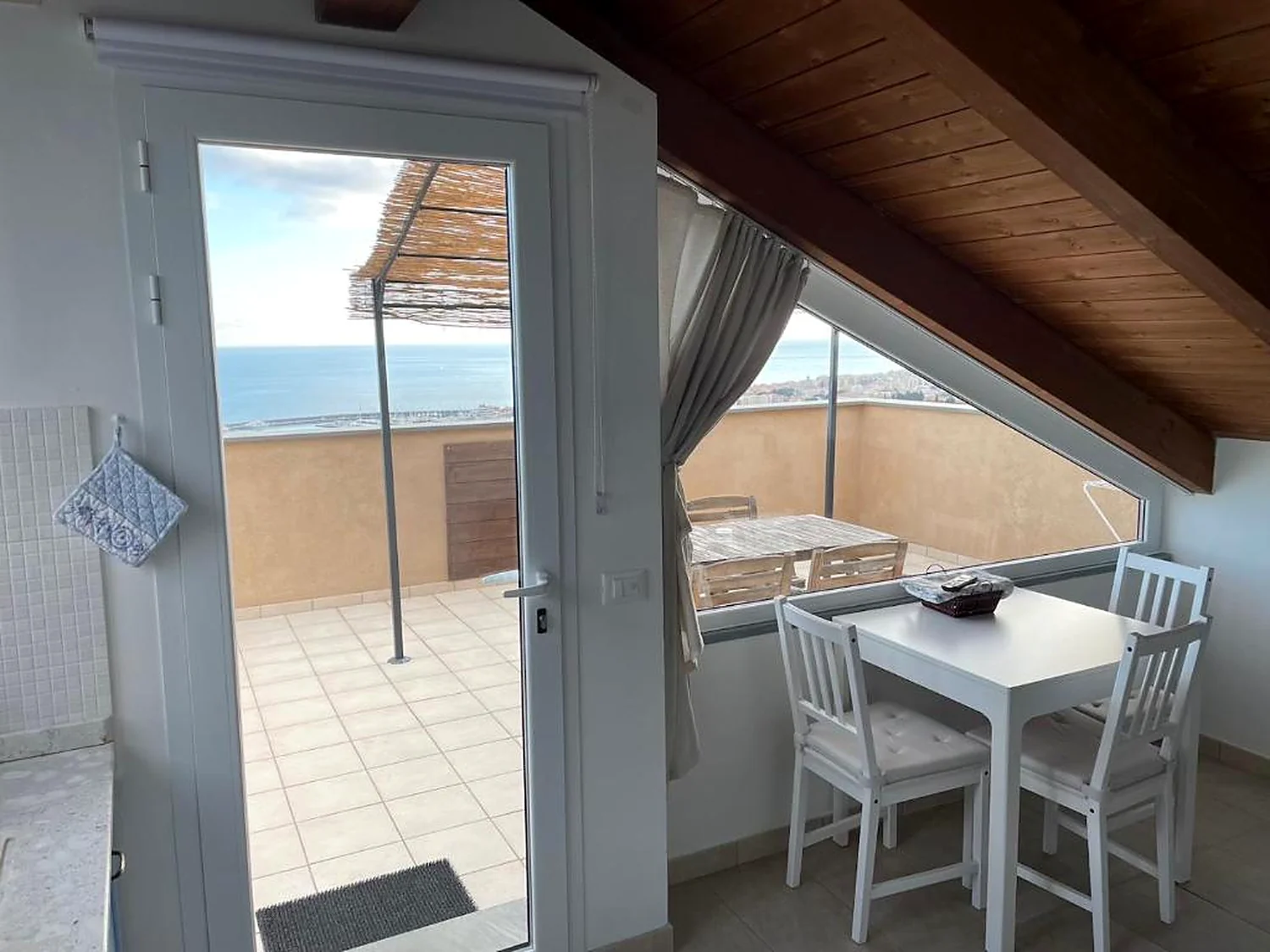 liguria-agriturismo-i-castellari-eethoek-balkon-zeezicht-335542959-casamia