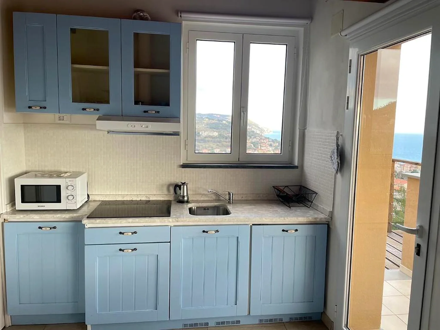 liguria-agriturismo-i-castellari-lichtblauwe-keuken-zeezicht-335539755-casamia