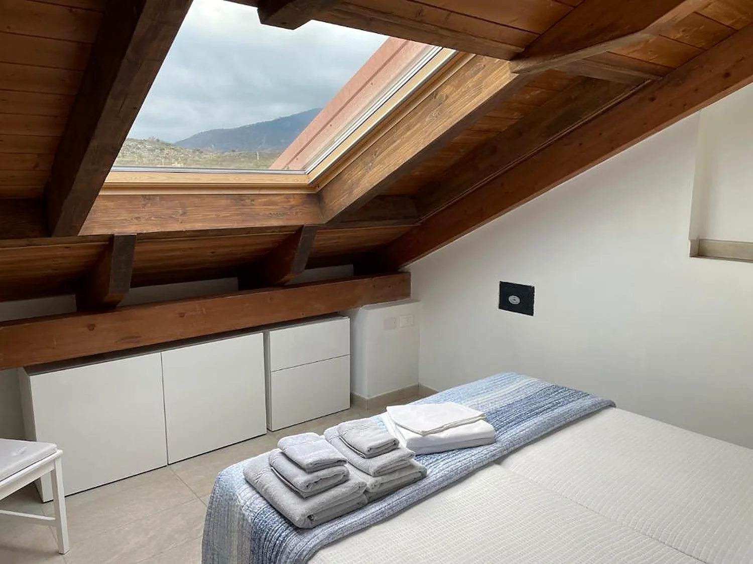 liguria-agriturismo-i-castellari-slaapkamer-houten-dak-dakraam-335539704-casamia