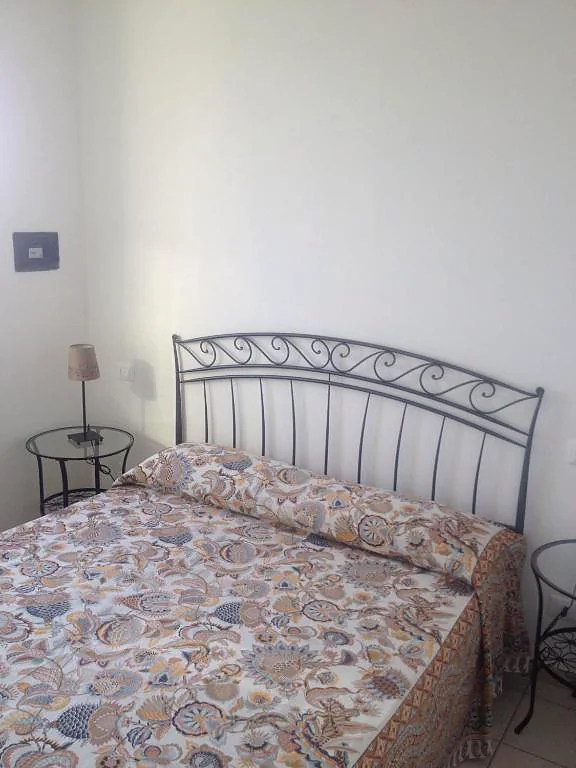 liguria-agriturismo-i-castellari-slaapkamer-metalen-bed-36098000-casamia