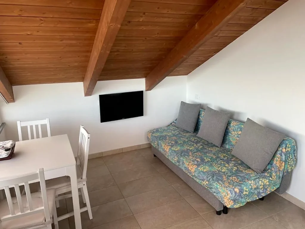 Liguria agriturismo i castellari woonkamer bloemenbank houten dak