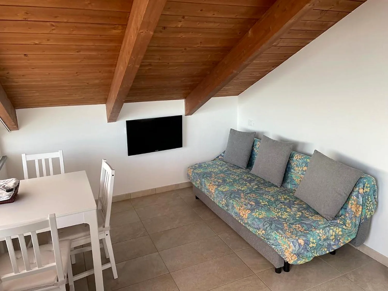 liguria-agriturismo-i-castellari-woonkamer-bloemenbank-houten-dak-335539775-casamia