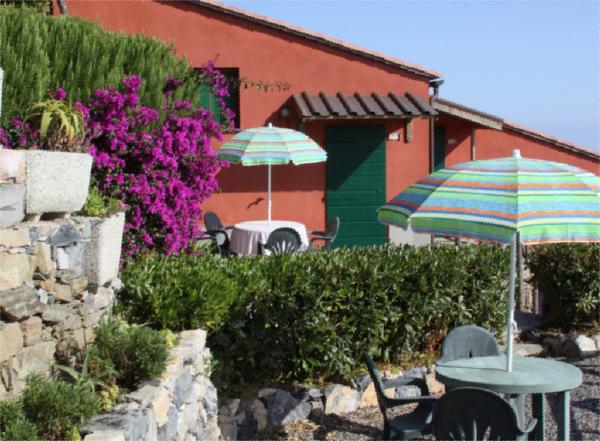 liguria-borgo-di-campi-appartement-buitenterras-bloemen-02-casamia
