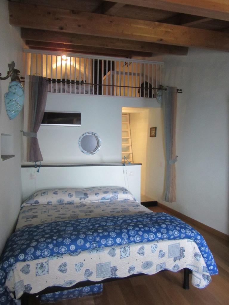 Liguria borgo di campi appartement slaapkamer met houten balken
