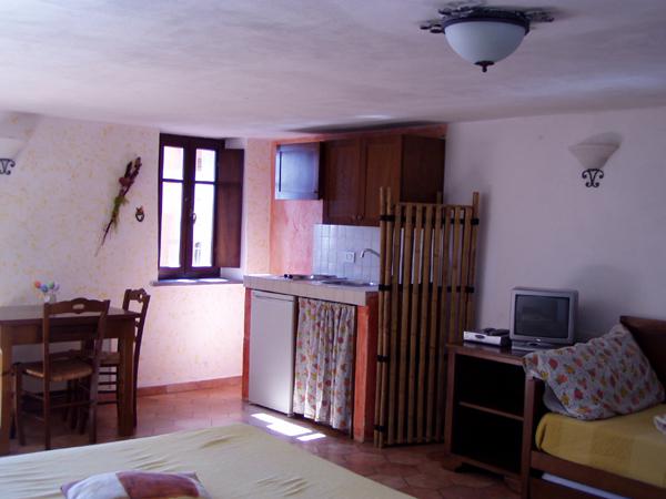 liguria-borgo-di-campi-appartement-studio-interieur-47-casamia