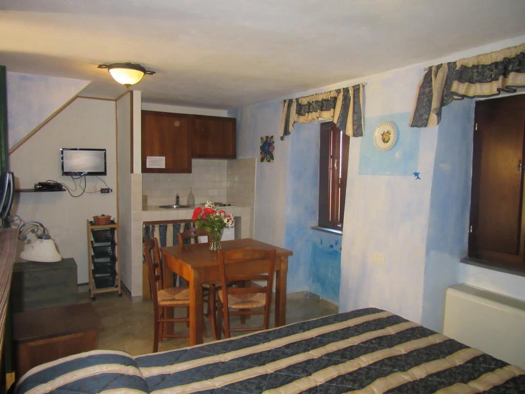 liguria-borgo-di-campi-appartement-studio-met-blauwe-wanden-55-casamia