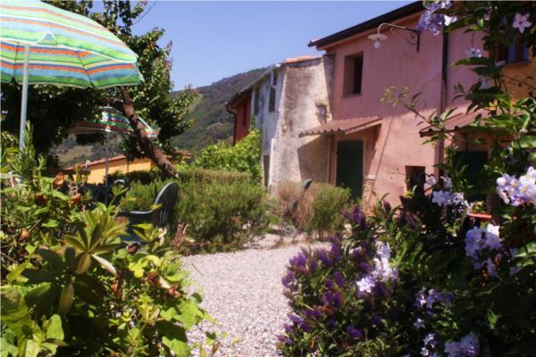 liguria-borgo-di-campi-appartementen-en-tuinpad-16-casamia