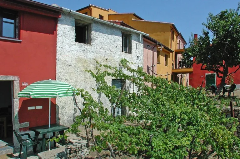 Liguria borgo di campi appartementengebouwen in het groen