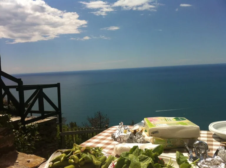 Liguria borgo di campi buitentafel met zeezicht
