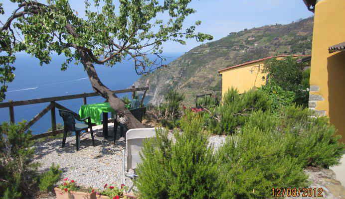 liguria-borgo-di-campi-buitenzitplaats-met-kustuitzicht-53-casamia