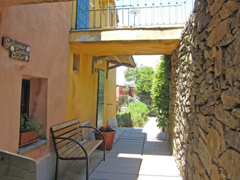 Liguria borgo di campi doorgang met bankje