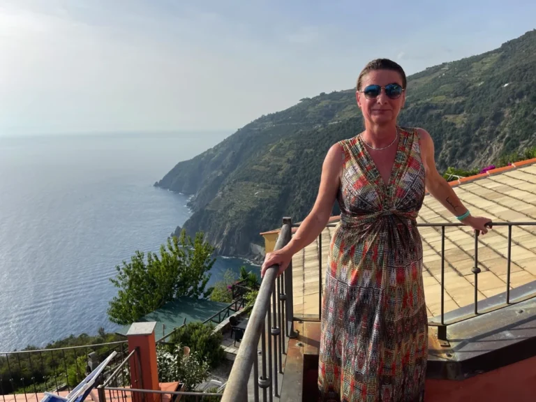 Liguria borgo di campi gast op terras met kustuitzicht