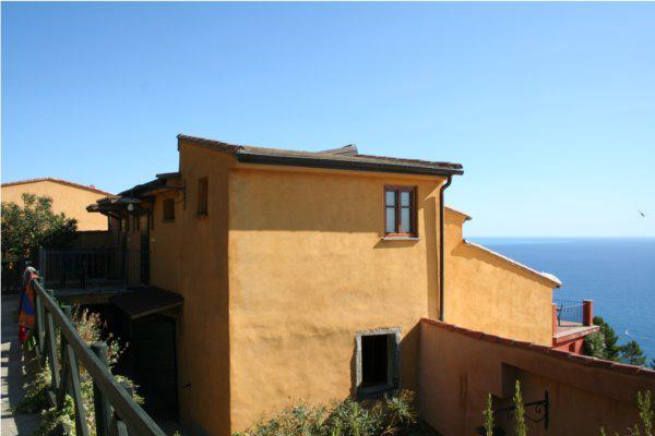 liguria-borgo-di-campi-gele-gevel-met-zeezicht-17-casamia