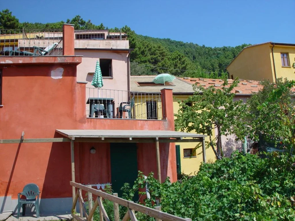 Liguria borgo di campi kleurrijke gevels en balkons