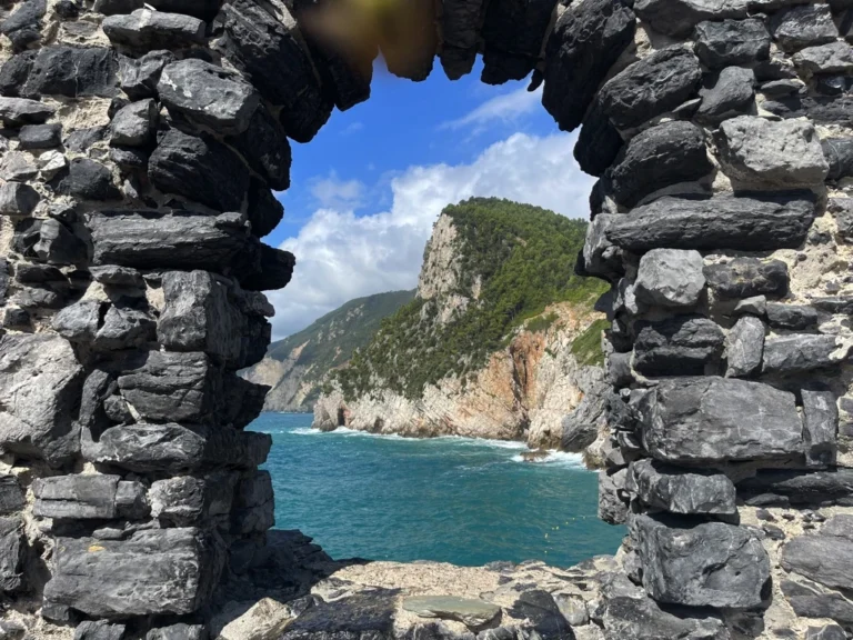 Liguria borgo di campi omgeving stenen boog aan zee